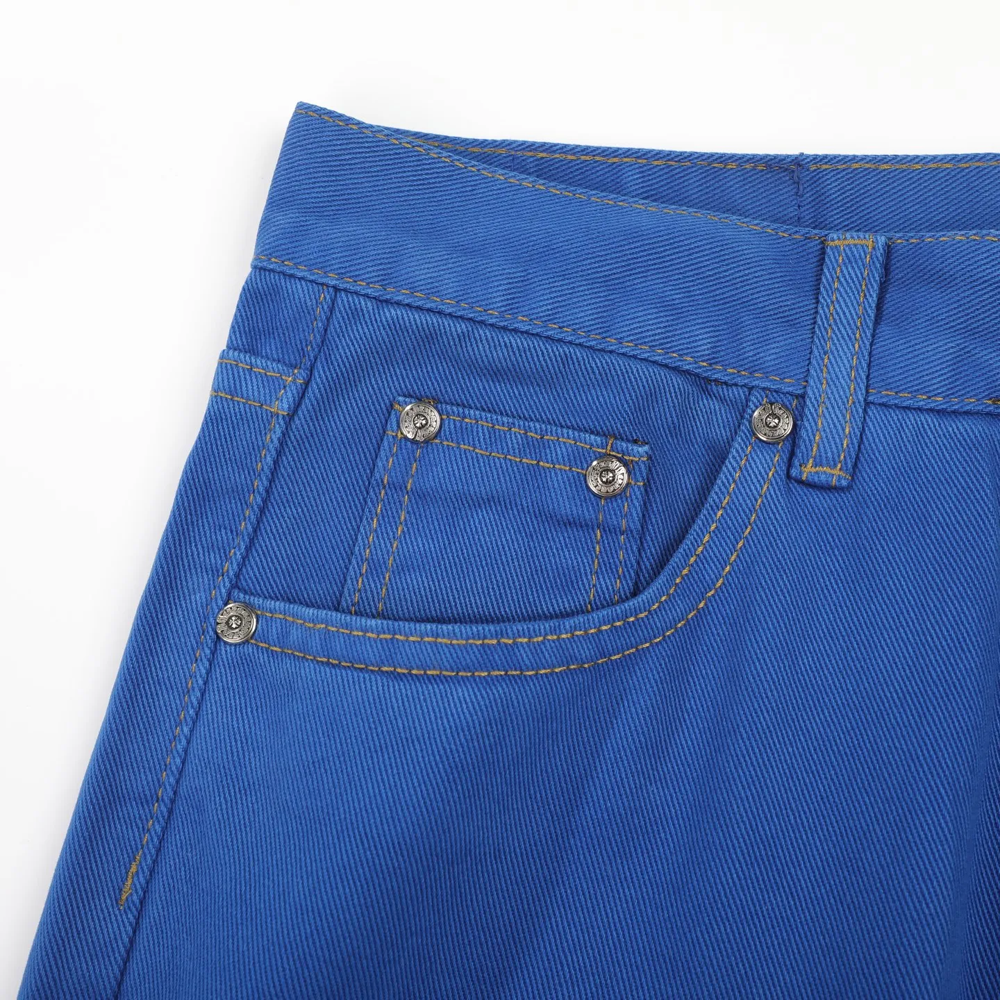 P260 Chrome hearts｜ch Chrome hearts London limited dopamine blue leather jeans, counter price 22W level, patchwork cross pattern embellishment, washed jeans! ! An absolutely high-end luxury product, a 1.9W-level god-level single product, a super popular product, made by top heavy industry, a magic weapon that cannot be missed! [About Zangyin] This is an extremely luxurious fashion brand that can also be called the aristocracy of the high street. It has always been an exclusive brand for some hipsters or rich second generations. Compared with ordinary high streets, it is more luxurious and noble. Compared with luxury brands, it is more fashionable and individual. It has always been a brand that I have a special liking for. [Top heavy industry fashion design] Consistently high-street luxury style. Speaking of this style, the Zangyin family and GU family are definitely the leading representative brands. Especially the Zangyin family has really achieved a state-of-the-art effect in creating high-street style. The unique washed material is used to create this style. The color system is already quite eye-catching. After it is decorated with patchwork cross flowers, it cleverly highlights the charm of the brand. Secondly, this style uses classic The high-waist cutting design highlights the long legs and fashionable temperament of the upper body. The brand is highly recognizable and the slim fit configuration is more suitable for daily wear. It is a product that interprets personality, fashion, and specifications at a glance. This single product is enough to make any fan excited. It can be a white T-shirt for a youthful college style, or a tight suspender for a royal style. It has strong matching ability and can be easily controlled by men.  [Materials and craftsmanship] Needless to say, this point goes without saying. As an excellent craftsman brand, Zangyin’s requirements for details and craftsmanship are really perfect. The washed color of this model has gone through so many processes, not to mention the embellishment of denim appliques. It is also purely hand-made and sewn. Just like what they believe in, only hand-made things have soul and have the meaning of wear. A top-notch heavy-duty fashionable denim item, I look forward to your perfect interpretation! !   Color: Dark blue Size: S-XL (28 30 32 34) Pants length: 101/103/105/107 Waist: 78/82/86/90 Recommended height: 170/175/180/185 Recommended weight: 120/140/160/180